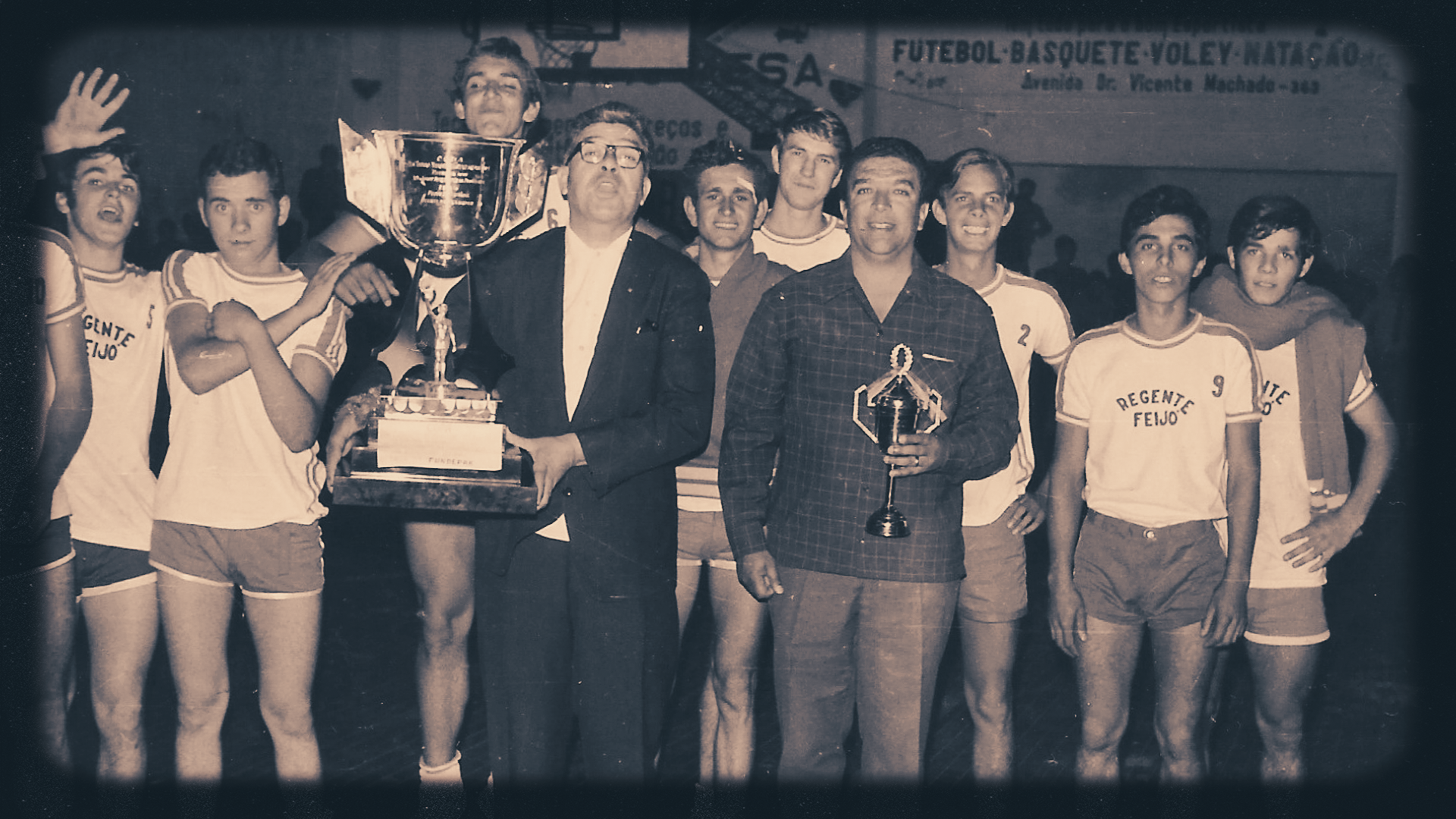 Sebastião Nascimento Filho entre atletas do Regente Feijó em evento esportivo colegial, meados dos anos 1970
