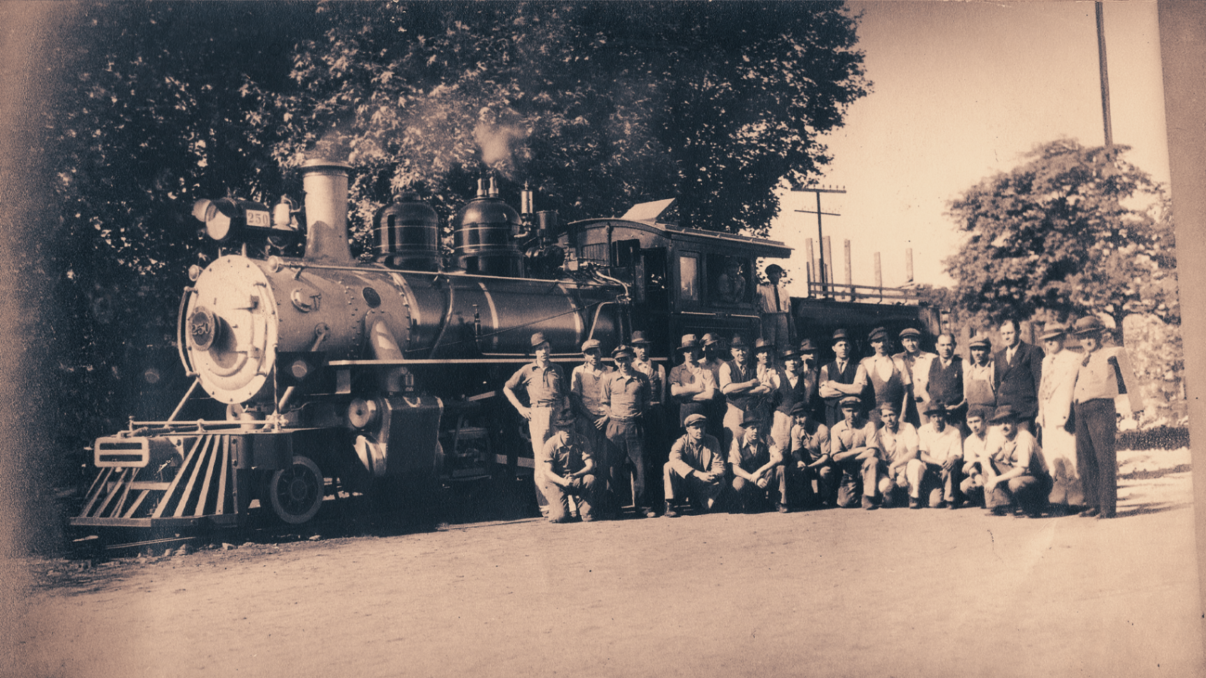 Locomotiva 250 da RVPSC com equipe de ferroviários, Vila Oficinas, Ponta Grossa