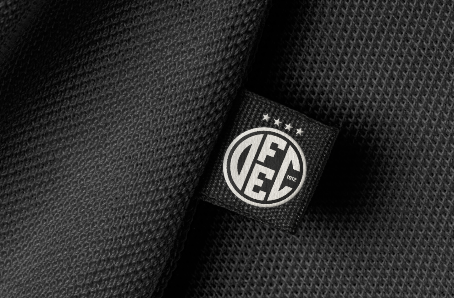 Etiqueta interna do uniforme com o monograma OFEC